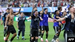 아르헨티나 축구 스타 리오넬 메시 선수가 2026년 7월 15일 미국 애틀랜타 스타디움에서 벌어진 2026 월드컵 축구대회 준결승전에서 잉글랜드를 2-1로 누르고 승리한 뒤 동료 선수들과 함께 기뻐하고 있다. 