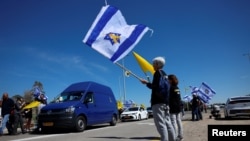 Sejumlah warga Israel berkumpul di dekat Kibbutz Kissufim saat menghadiri prosesi pemakaman Shlomo Mantzur pada 2 Mert 2025. (Foto: Reuters/Amir Cohen)