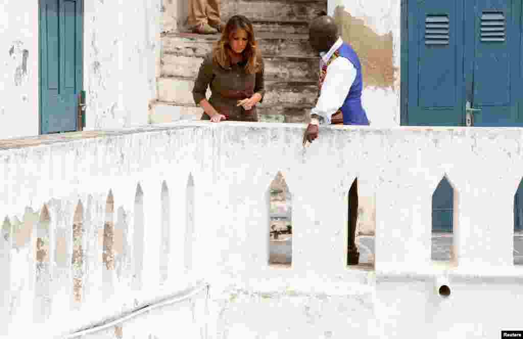 Visita de Melania Trump ao Castelo de Escravos com a orientação do professor Kwesi Essel-Blankson, Gana. 3 de Outubro, 2018.