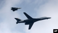 미 전략폭격기 B-1B 랜서가 3일 인도 '어어로 인디아' 에어쇼에서 인도 전투기와 비행하고 있다. 