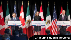 Chrystia Freeland, ministra de Relaciones Exteriores de Canadá, habla junto al secretario de Economía, Ildefonso Guajardo (izquierda), y Robert Lighthizer, representante comercial de Estados Unidos, en Montreal, Canadá. 29 de enero de 2018. REUTERS/Christ