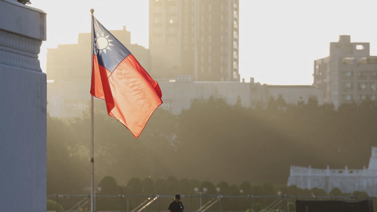 台湾称中国在军事演习期间试射了两枚导弹