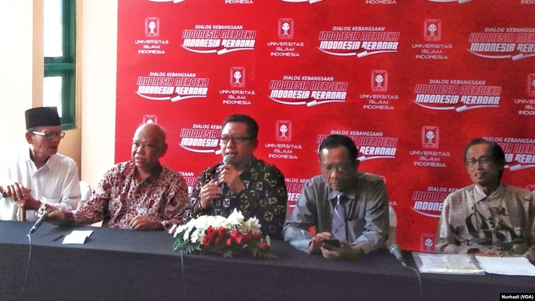 Diskusi Kebangsaan Indonesia Merdeka, Indonesia Beradab di Kampus Universitas Islam Indonesia Yogyakarta, Rabu (9/5) siang. Ki-ka: D Zawawi Imron, Azyumardi Azra, Fathul Wahid (Rektor UII), Mahfud MD dan Artidjo Alkostar. (Foto: VOA/Nurhadi).