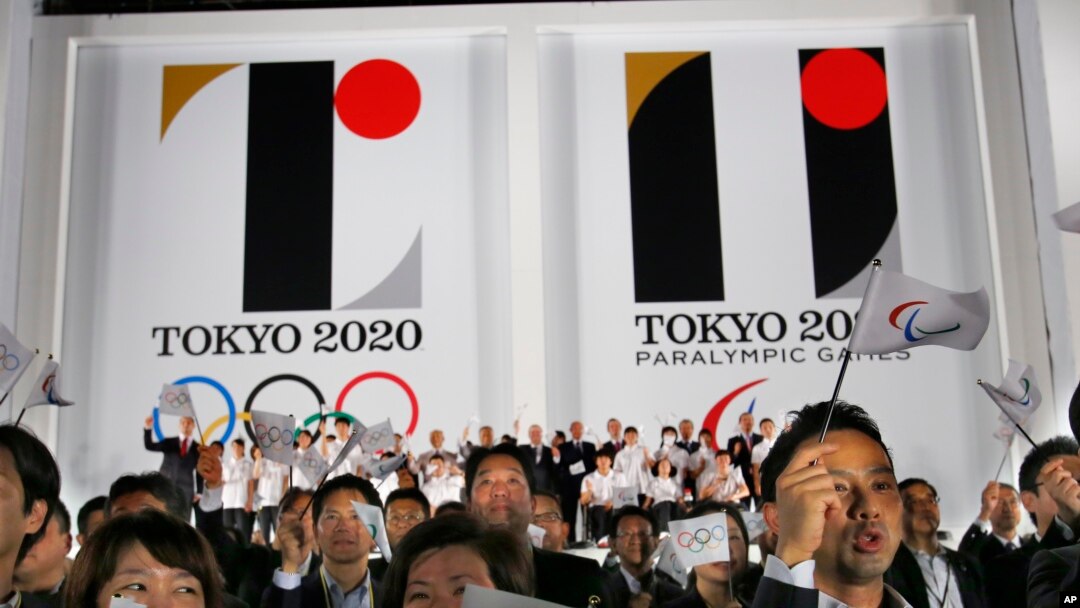 Logo Olimpiade dan Paralimpik Tokyo 2020 yang dipamerkan di Tokyo Metropolitan Plaza di Tokyo, 24 Juli 2015.