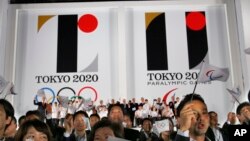 Logo Olimpiade dan Paralimpik Tokyo 2020 yang dipamerkan di Tokyo Metropolitan Plaza di Tokyo, 24 Juli 2015.