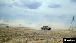 Oklopno vozilo u stepi blizu sela Krasnodarovka u regionu Rostova, 28. avgusta 2014.