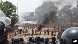 Abatavuga rumwe na reta bariko baragira imyiyerekano, baratanye mu mitwe n'abapolisi