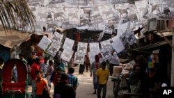 Poster dan umbul-umbul bergambar foto para kandidat dari partai peserta Pemilu menghiasi jalanan di Dhaka, Bangladesh (3/1).