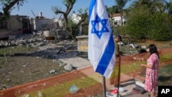 Un soldado reservista israelí inspecciona los daños en la casa de su madre, un día después de que la casa fuera alcanzada por un cohete disparado desde la Franja de Gaza, cerca de Tel Aviv, Israel, el viernes 3 de noviembre de 2023.