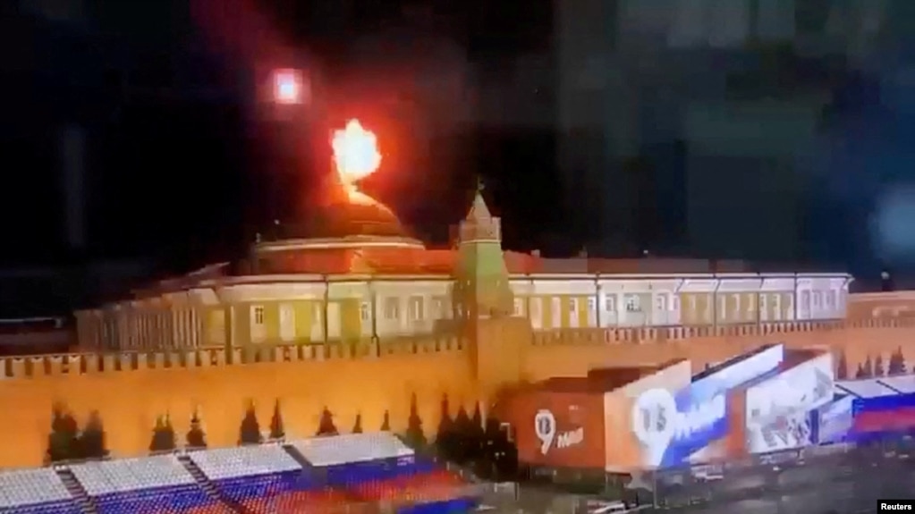 路透社2023年5月3日获得的视频截图显示克里姆林宫上方的飞行物爆炸。(photo:VOA)