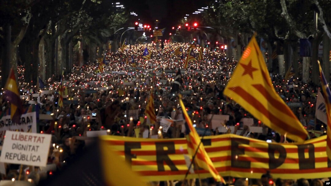 Ribuan warga menggelar aksi protes menentang keputusan Pengadilan Nasional penahanan dua pemimpin separatis Catalan tanpa jaminan, di Barcelona, Spanyol, Selasa, 17 Oktober 2017.
