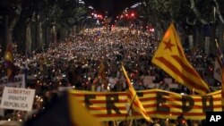 Miles de personas protestaron contra el gobierno español en Barcelona, España, el martes, 17 de octubre de 2017.
