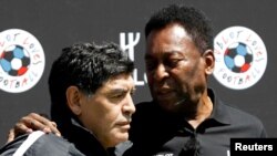 Mchezaji wa zamani maarufu Pele (kulia) akiwa na Diego Maradona wakati wa uhai wake Paris, France, June 9, 2016. REUTERS/Charles Platiau/File Photo