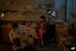 Watoto yatima wakihifadhiwa katika hospitali mmoja mjini Kherson, Ukraine.