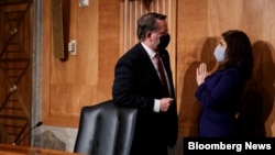 美國總統拜登提名的白宮行政管理和預算局局長尼拉·坦登(右)與民主黨參議員彼得斯(左)商談。