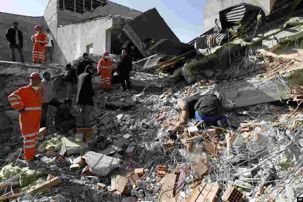 Rescuers and local people work to save people from debris in Ercis, Van, eastern Turkey, October 24, 2011. (AP)