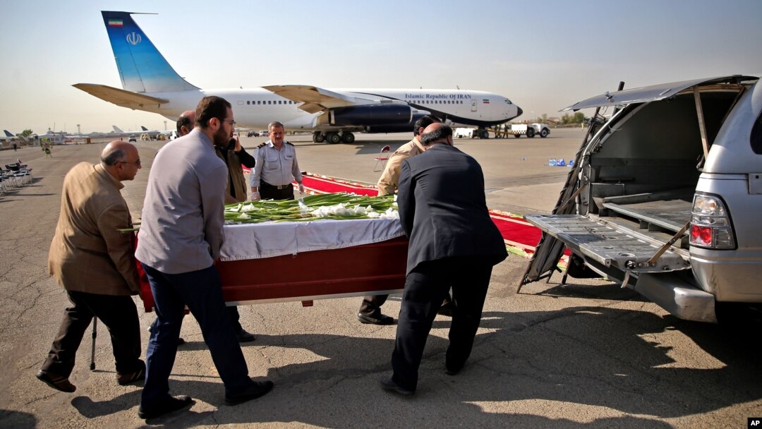 Petugas mengangkat peti jenazah seorang korban yang tewas dalam tragedi Mina di Arab Saudi, ke dalam mobil di bandar udara Mehrabad dii Teheran, Iran (3/10). (AP/Ebrahim Noroozi)