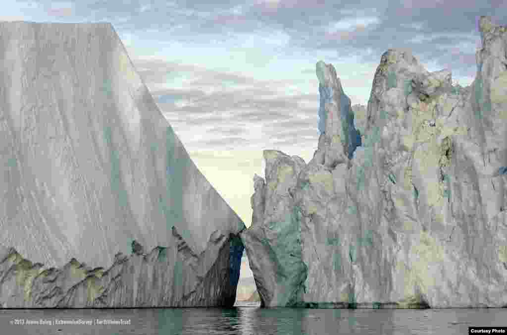 Gunung es, Ilulissat Isfjord, Greenland. (James Balog/Extreme Ice Survey)