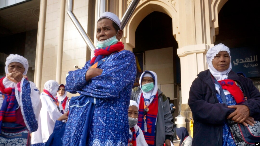 Jamaah umrah asal Indonesia yang berhasil memasuki Makkah sebelum pemerintah Arab Saudi menghentikan sementara pemberian visa umrah, di Makkah, Arab Saudi, 5 Maret 2020. (Foto: AP)