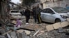 Warga Palestina mengamati hancurnya daerah yang menjadi target serangan udara Israel di Rafah, Gaza Strip, Jumat, 9 Februari 2024. Perang yang tidak kunjung usai membuat khawatir warga Israel dan Palestina. (Foto: AP/Fatima Shbair)