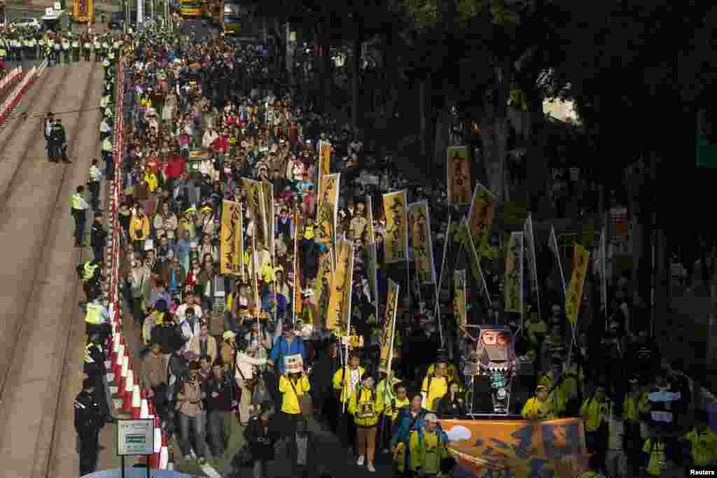 Thousands of pro-democracy protesters march in the streets to demand universal suffrage and urge Hong Kong&#39;s Chief Executive Leung Chun-ying to step down, Hong Kong, Jan. 1, 2014.