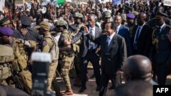 Le président camerounais Paul Biya est accueilli par les partisans lors d'une réunion électorale au stade de Maroua, lors de sa visite dans la région de l'extrême-nord du Cameroun, le 29 septembre 2018.