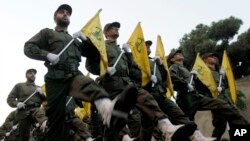 Para pejuang Hizbullah melakukan parade di pinggiran Beirut, Lebanon (foto: ilustrasi). 