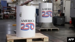 “America250”时间囊(左)及其配套的钟形罩