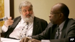 Chuck Blazer (trái), người mật báo trong một cuộc điều tra của chính phủ Mỹ làm rung chuyển cơ quan quản lý bóng đá thế giới. (AP Photo/Wilfredo Lee, File)