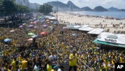 El expresidente brasileño Jair Bolsonaro habla en un mitin para exigir libertad de expresión, luego de que el Supremo Tribunal Federal ordenara suspender ciertas cuentas en la red social X, el domingo 21 de abril de 2024, en la playa Copacabana, en Río de Janeiro, Brasil.