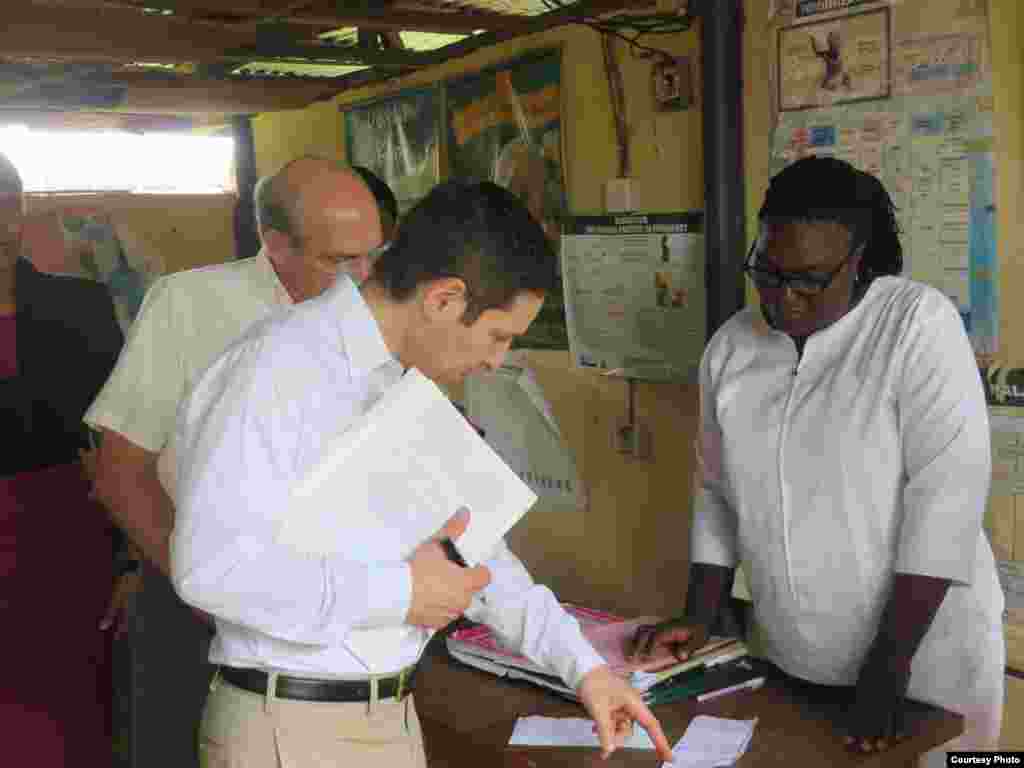 CDC Director Dr. Tom Frieden talks about immunization with staff at a secondary health care center in Keffi, Nasarawa State, Nigeria. (Courtesy - U.S. Centers for Disease Control)