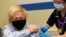 Thủ tướng Anh Boris Johnson được tiêm vaccine COVID-19 của Oxford/AstraZeneca tại London, ngày 19/3/2021.