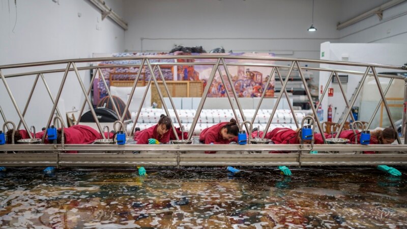Spanish Tapestry Factory Creating Pieces after 300 Years