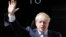 Britanski premijer Boris Džonson ispred rezidencije premijera u Dauning stritu 10 u Londonu