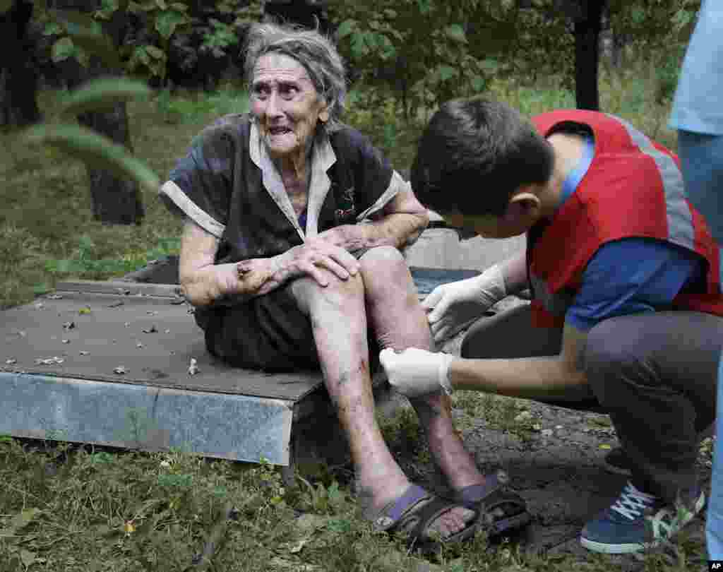 Постраждала під час обстрілу жінка. Донецьк.