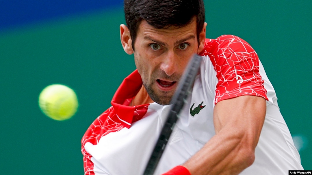 Novak Đoković u duelu sa Markom Čekinatom u trećem kolu turnira u Šangaju (Foto: AP/Andy Wong)