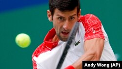 Novak Đoković u duelu sa Markom Čekinatom u trećem kolu turnira u Šangaju (Foto: AP/Andy Wong)