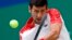 Novak Đoković u duelu sa Markom Čekinatom u trećem kolu turnira u Šangaju (Foto: AP/Andy Wong)