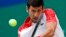 Novak Đoković u duelu sa Markom Čekinatom u trećem kolu turnira u Šangaju (Foto: AP/Andy Wong)