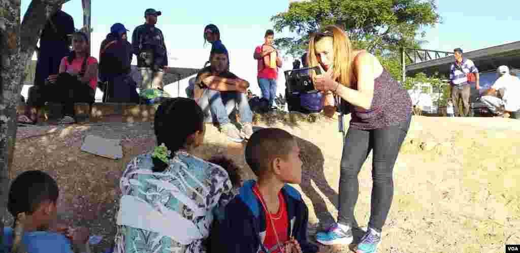 VOA Noticias Celia Mendoza y Alejandra Arredondo pasaron 11 días en las líneas fronterizas entre Venezuela, Brasil, Colombia y Ecuador informando sobre el éxodo de venezolanos en la región. (Alejandra Arredondo, Celia Mendoza &ndash; VOA) &nbsp;