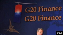 Menteri Keuangan Amerika Timothy Geithner menghadiri pertemuan G20 di Korea Selatan.