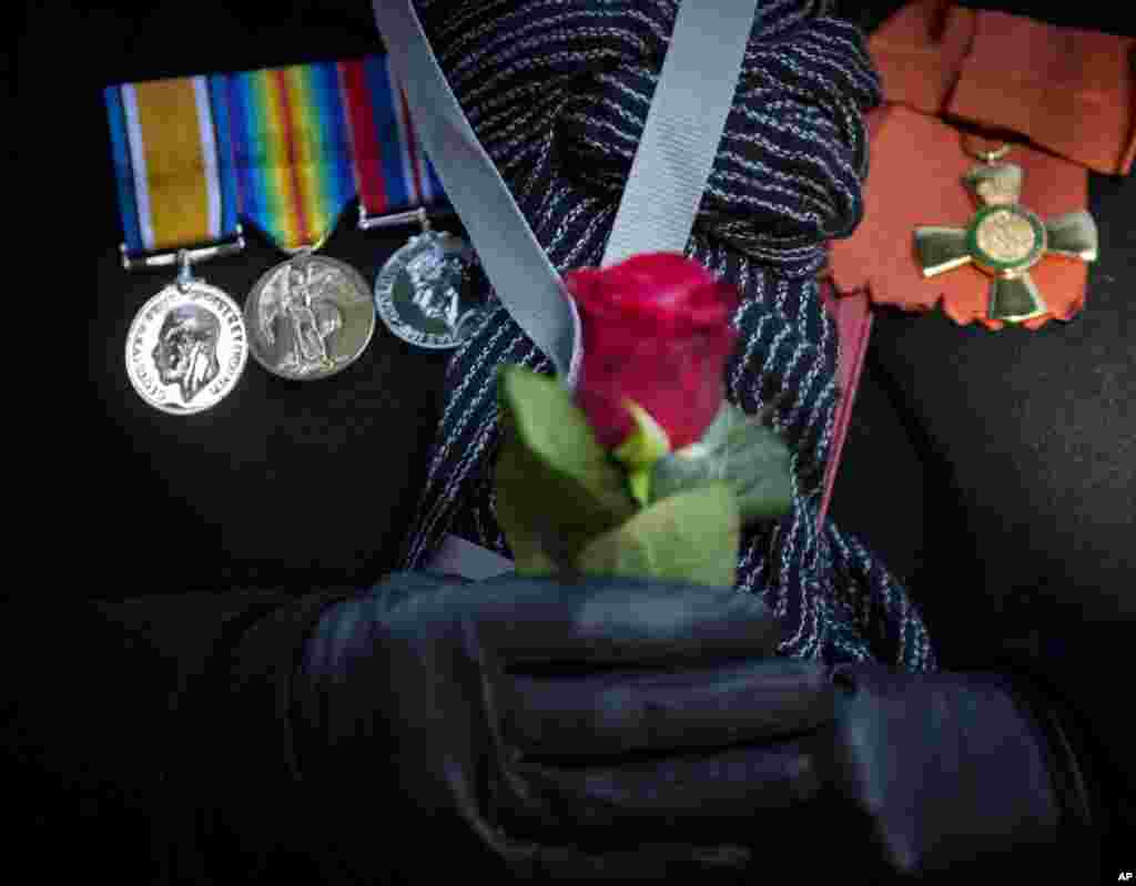 Helen Pollock, de Auckland, Nueva Zelanda, se prepara para dejar una rosa en honor a su padre, quien peleó durante la I Guerra Mundial. Evento de conmemoración en el&nbsp;New Zealand Battlefield Memorial en Le Quesnoy, Francia.