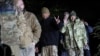 俄乌意外大规模交换战俘 数百马里乌波尔守卫战官兵重获自由 