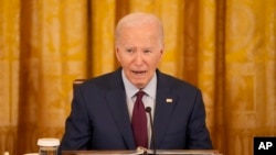 El presidente de Estados Unidos, Joe Biden, interviene en una cumbre trilateral con su homólogo filipino, Ferdinand Marcos Jr., y con el primer ministro de Japón, Fumio Kishida, en la Casa Blanca, Washington, el 11 de abril de 2024. 