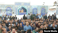 این کشاورزان در هنگام سخنرانی مجتبی میردامادی، امام جمعه موقت اصفهان به او پشت کردند. 
