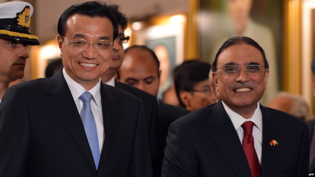 Chinese Premier Li Keqiang (L) and Pakistani President Asif Ali Zardari (R) leave after a signing of agreements ceremony at the presidential palace in Islamabad on May 22, 2013.