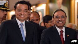 PM China Li Keqiang (kiri) dan Presiden Pakistan Asif Ali Zardari dalam pertemuan di Islamabad, Rabu (22/5). 