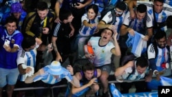 Aficionados argentinos durante el partido de la semifinal de la Copa del Mundo entre Argentina y Croacia, en el Estadio Lusail, en Qatar, el martes 13 de diciembre de 2022. (Foto AP/Hassan Ammar)