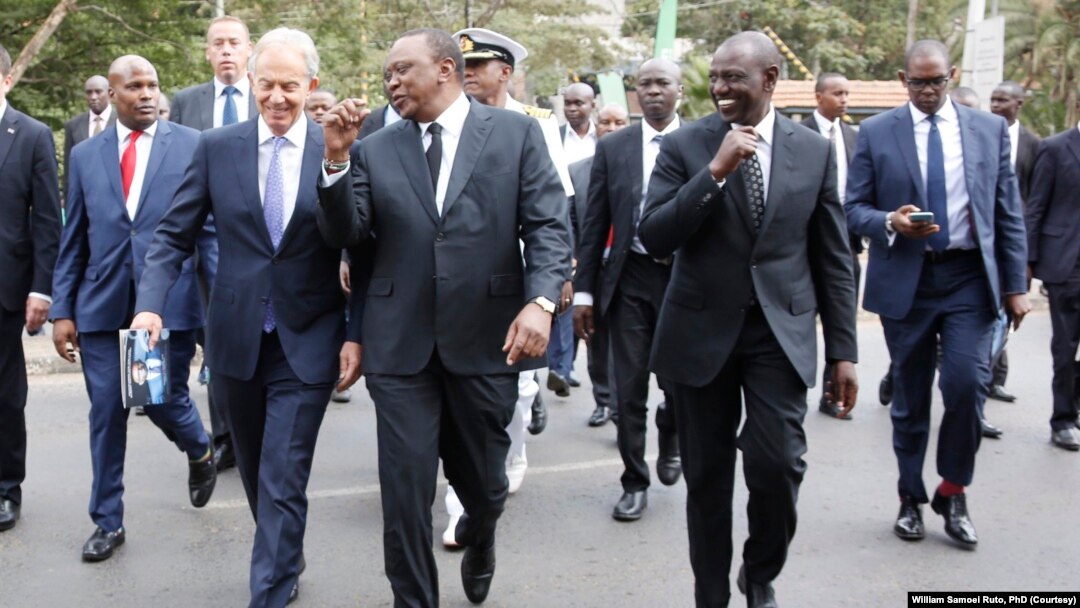 Prezida wa Kenya Uhuru Kenyatta, kumwe na Tony Blair yahoze ari umushikiranganji wa mbere w'Ubwongereza. Bompi uko ari 2, bavugwa muri Raporo nshasha yitwa "Pandora Papers" 