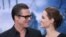 Aktor Brad Pitt dan Angelina Jolie berpose untuk fotografer saat mereka tiba untuk pameran Maleficent di Kensington Gardens, London, Kamis, 8 Mei 2014. (Foto: AP)